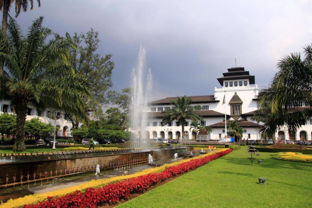 The Batik Bed And Coffee Bandung Hotel Bagian luar foto